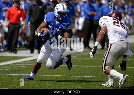 Runningback Broam Hart, Junior, sucht ein Loch, wie der US Air Force Academy die Colgate Raiders im Falcon Stadium in Colorado Springs, Colorado 31. August 2013 erfüllt. Die Falcons besiegte Colgate in ihrer Heimat Öffner, 38-13. Hart, von Alvarado, TX eilte f Stockfoto