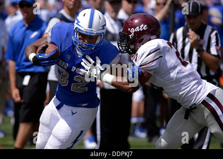 Runningback Broam Hart, Junior, sucht ein Loch, wie der US Air Force Academy die Colgate Raiders im Falcon Stadium in Colorado Springs, Colorado 31. August 2013 erfüllt. Die Falcons besiegte Colgate in ihrer Heimat Öffner, 38-13. Hart, von Alvarado, TX eilte f Stockfoto