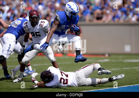 Junior Runningback Jon Lee springt in die Endzone für einen Touchdown, wie der US Air Force Academy die Colgate Raiders im Falcon Stadium in Colorado Springs, Colorado 31. August 2013 erfüllt. Die Falcons besiegte Colgate in ihrer Heimat Öffner, 38-13. Lee, von Bethle Stockfoto