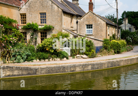 Häuser neben Kennet und Avon Kanal, Bradford on Avon, Wiltshire, England. Stockfoto