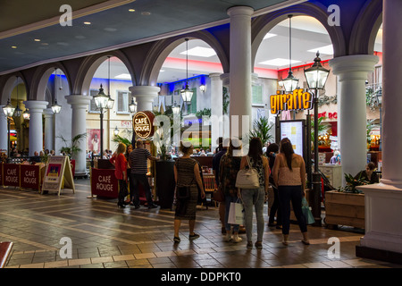 Giraffe Restaurant und Cafe Rouge im Orient Food Court im Intu Trafford Centre, Manchester, England. Stockfoto