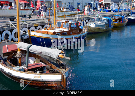 Vintage klassische Holzboote lag am Liegeplatz im Hafen von Hönö, Schweden Stockfoto