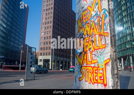 Kleine verbleibende Abschnitt der Berliner Mauer am Potsdamer Platz Graffiti "nächste Mauer zu Fall Wall Street" Berlin Deutschland Stockfoto