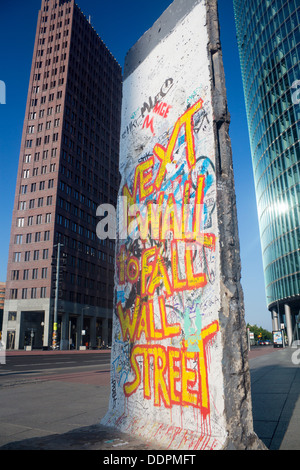 Kleine verbleibende Abschnitt der Berliner Mauer am Potsdamer Platz Graffiti "nächste Mauer zu Fall Wall Street" Berlin Deutschland Stockfoto