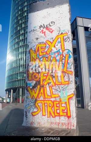 Kleine verbleibende Abschnitt der Berliner Mauer am Potsdamer Platz Graffiti "nächste Mauer zu Fall Wall Street" Berlin Deutschland Stockfoto