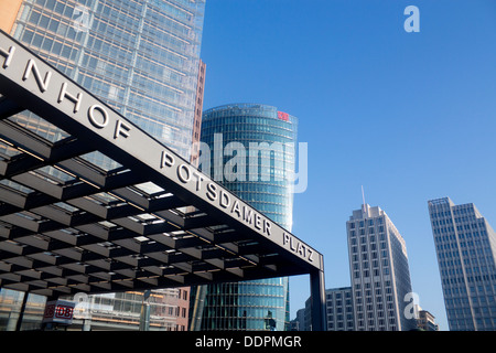 Potsdamer Platz Bahnhof Zeichen und Wolkenkratzern Mitte Berlin Deutschland Stockfoto