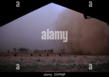 US-Marines mit Golf Company, 2. Bataillon, 8. Marines (2/8), afghanische territoriale Kraft 444 (ATF-444) und britische Soldaten schaffen eine Sicherheitszone nach dem Beenden einer CH-53E Super Stallion Marine schwere Hubschrauber Geschwader 462 (HMH-462) zugeordnet Stockfoto