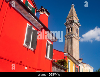 Burano rot lebendig bunt bemalte Haus und schiefen Turm von San Martino Kirche Lagune Venedig Veneto Italien Stockfoto