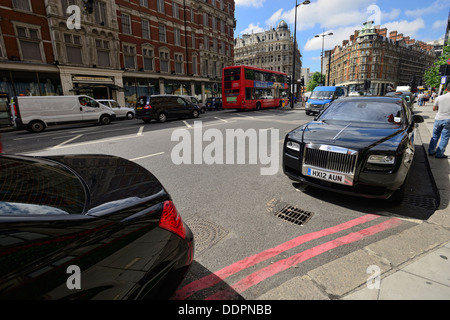 Rolls-Royce, eines der luxuriösesten Autos in der Welt vor einem Hotel geparkt Stockfoto