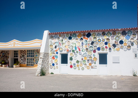 Sagres Souvenir Handwerk shop Verkauf Keramikplatten mit Hunderten von Produkt Futter Wände Ouside Costa Vicentina Algarve Portugal Stockfoto