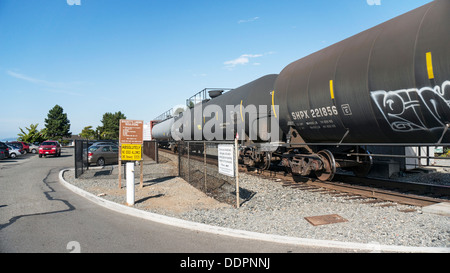 Linie Güterzug Tanker Waggons nähert sich malerische Bahnübergang am schönen Sommertag Edmonds, Washington Stockfoto