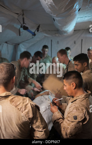 US-Marines Force Reconnaissance Platoon, Maritime Raid Kraft 26. Marine Expeditionary Unit (MEU), zugewiesen führen einen Verstärker Stockfoto