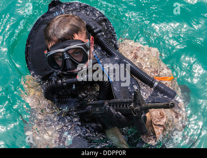 Ein US-Marine Force Reconnaissance Platoon, Raid-Force Meerespolitik, 26. Marine Expeditionary Unit (MEU), zugewiesen bietet secu Stockfoto