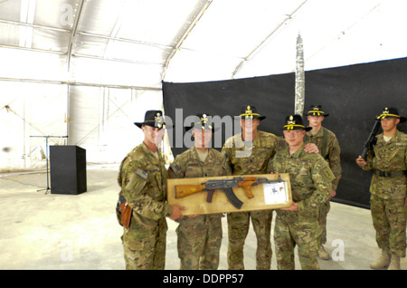 Oberstleutnant Michael Demirjian und Command Sergeant Major James Hall, Zentrum, der Task Force Lighthorse, 3. Combat Aviation Brigade (CAB), 3. Infanterie-Division, ein Geschenk zum Oberstleutnant Matthew Weinshel und Command Sergeant Major Stephen Helton Task Force Saber, Stockfoto