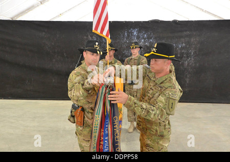 Lieutenant Colonel Parker Frawley und Command Sergeant Major Patrick Lunsford, beide mit Task Force (TF) Gunfighters (1: 1 Angriff Reconnaissance Battalion), 1st Combat Aviation Brigade, 1st Infantry Division, entfalten die Farben während der Einheit Übergang der Behörde ce Stockfoto