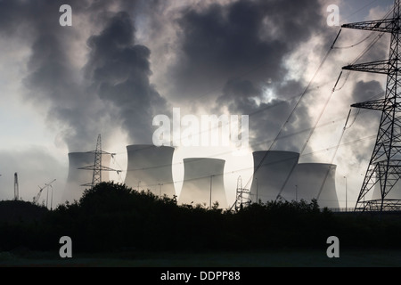 Ferrybridge C Kohlekraftwerk Kraftwerk in West Yorkshire, mit einem Feld von roten Mohnblumen im Vordergrund. Stockfoto