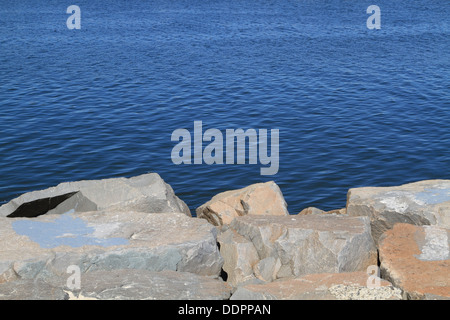 Wasserrand. Der Atlantische Ozean von Point Pleasant Münster Inlet Wellenbrecher aus gesehen. New Jersey, USA Stockfoto