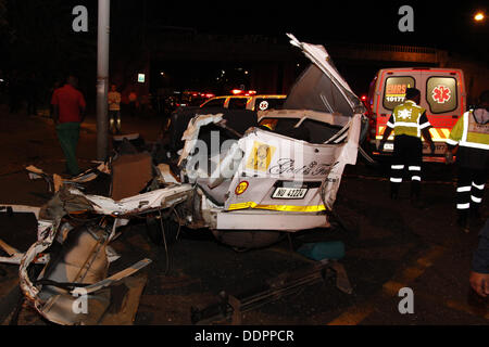 Durban, Südafrika. 5. September 2013. Alles, was bleibt von einem Mini-Bus-Taxi, das von einem Lastwagen bei einem Horror-Crash getroffen wurde, die mindestens 24 Menschen die Leben gekostet. Sie wurden getötet, als ein Lkw-Bremsen auf des Feldes Hügel in Pinetown, in der Nähe von Durban, scheiterte und vier Taxis und ein Auto durchgingen. Bildnachweis: Giordano Stolley/Alamy Live-Nachrichten Stockfoto