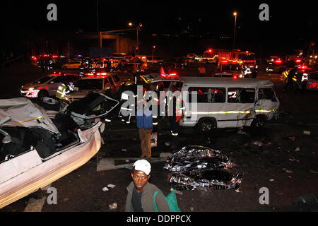 Durban, Südafrika. 5. September 2013. Mindestens 24 Menschen wurden getötet, wenn ein Lkw Bremsen auf des Feldes Hügel in Pinetown versagt und vier Minibus-Taxis und ein Auto in der Nähe von Durban durchgingen. Bildnachweis: Giordano Stolley/Alamy Live-Nachrichten Stockfoto