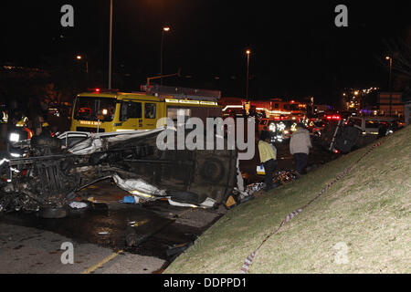 Durban, Südafrika. 5. September 2013. 24 Menschen wurden getötet, wenn ein Lkw Bremsen auf des Feldes Hügel in Pinetown versagt und vier Taxis und ein Auto durchgingen. Bildnachweis: Giordano Stolley/Alamy Live-Nachrichten Stockfoto