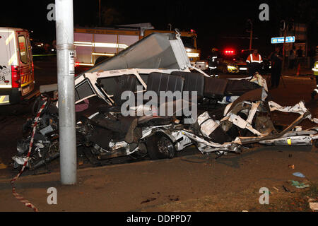 Durban, Südafrika. 5. September 2013. Alles, was bleibt von einem Taxi, das von einem Lastwagen bei einem Horror-Crash getroffen wurde, die mindestens 24 Menschen die Leben gekostet. Sie wurden getötet, wenn ein Lkw Bremsen auf des Feldes Hügel in Pinetown in der Nähe von Durban versagt und vier Taxis und ein Auto durchgingen. Bildnachweis: Giordano Stolley/Alamy Live-Nachrichten Stockfoto