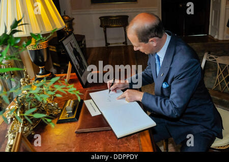 Hillsborough, Nordirland. 5. September 2013 - Prinz Edward unterschreibt das Gästebuch bei der Hillsborough Castle Credit: Stephen Barnes/Alamy Live News Stockfoto