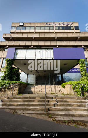 Das ehemalige Hauptquartier der Bradford and Bingley Bank plc in der Main Street, Bingley, vor dem Abriss im Jahr 2015 Stockfoto