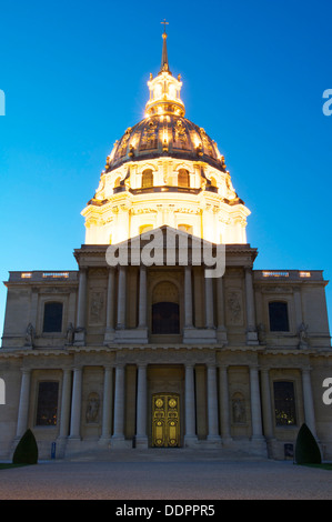 Die glitzernden reich verzierte goldene Kuppel über dem Hôtel des Invalides, beleuchtet bei Nacht. Diese große Barockkirche befindet sich Napoleons Grab. Paris, Frankreich. Stockfoto