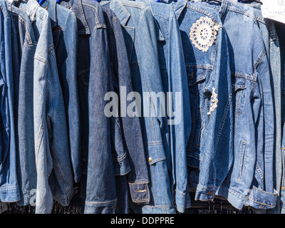 Jeansjacken hängen Verkauf in Brightons North Laine Stockfoto