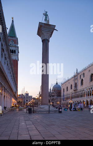 Saint Theodore aus Studium auf ein Krokodil, Markusplatz Glockenturm (Campanile di San Marco), Dogenpalast, Piazzo San Marco, Venedig Stockfoto