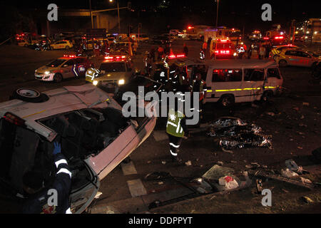 Durban, Südafrika. 5. September 2013. Einsatzkräfte und Sanitäter besuchen eine Unfallstelle, wo mindestens 24 Menschen ums Leben kamen, wenn ein Lkw Bremsen auf des Feldes Hügel in Pinetown versagt und vier Taxis und ein Auto durchgingen. Bildnachweis: Giordano Stolley/Alamy Live-Nachrichten Stockfoto