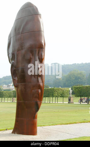 5. September 2013.  Peak District, Derbyshire, UK. Jaume Plensas aus Gusseisen Marianna bei Sothebys Beyond Limits monumentale Skulptur Ausstellung, Chatsworth House, Derbyshire, UK zu verkaufen. Über Grenzen hinaus umfasst 20 monumentale Skulpturen in ChatsworthÕs 105 Hektar großen Gärten von internationalen Künstlern wie Allen Jones, Bosco Sodi, Marc Quinn und Thomas Heatherwick. Die Exponate zeichnen sich durch ihre Auswahl an Materialien: Bronze, Stein, Faser-Glas, Aluminium, Stahl & Acryl. Über Grenzen hinaus läuft 9 Sept 27 Okt, 11:00-18:00 jeden Tag ohne Aufpreis über normalen Garten Eintritt Stockfoto