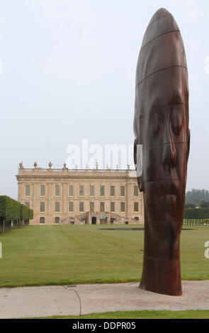 5. September 2013.  Peak District, Derbyshire, UK. Jaume Plensas aus Gusseisen Marianna bei Sotheby's Beyond Limits monumentale Skulptur Ausstellung, Chatsworth House, Derbyshire, UK zu verkaufen. Über Grenzen hinaus umfasst mehr als 20 monumentale Skulpturen in ChatsworthÕs 105 Hektar großen Gärten von internationalen Künstlern wie Allen Jones, Bosco Sodi, Marc Quinn und Thomas Heatherwick. Die Exponate zeichnen sich durch ihre Auswahl an Materialien: Bronze, Stein, Faser-Glas, Aluminium, Stahl & Acryl. Über Grenzen hinaus läuft 9 Sept 27 Okt, 11:00-18:00 jeden Tag ohne Aufpreis über normalen Garten Eintritt Stockfoto