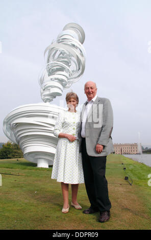 5. September 2013. Peak District, Derbyshire, UK. Presse-Call: The Duke & Herzogin von Devonshire mit Alice Aycocks Zyklon Twist gegen Chatsworth Haus bei Sotheby's Beyond Limits monumentale Skulptur Verkaufsausstellung. Über Grenzen hinaus umfasst mehr als 20 monumentale Skulpturen in Chatsworth 105 Hektar großen Gärten von internationalen Künstlern wie Allen Jones, Jaume Plensa, Bosco Sodi & Thomas Heatherwick. die Exponate zeichnen sich durch ihre Auswahl an Materialien: Bronze, Stein, Faser-Glas, Aluminium, Stahl & Acryl. Über Grenzen hinaus läuft 9 Sept 27 Okt, 11:00-18:00 jeden Tag ohne Aufpreis über normale ga Stockfoto