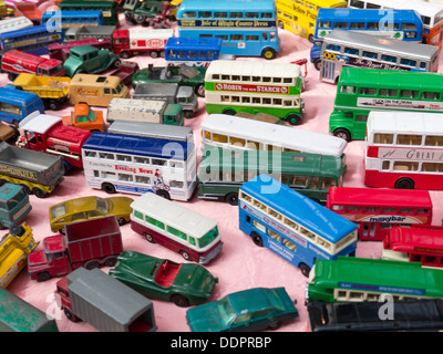 Spielzeug-Busse auf einem Markt in London Stockfoto