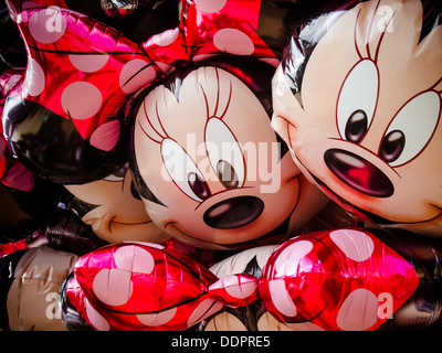 Minnie Maus Luftballons auf Verkauf im Disneyland Paris Stockfoto