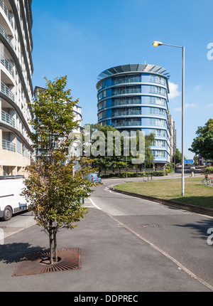 Moderne blaue Block von Wohnungen und Apartments in der Nähe von Woking Bahnhof in Woking, Surrey, UK, an einem sonnigen Sommertag Stockfoto