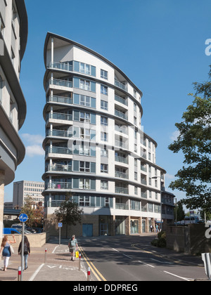 Moderner Block von Wohnungen und Apartments in der Nähe von Woking Bahnhof in Woking, Surrey, UK, an einem sonnigen Sommertag Stockfoto