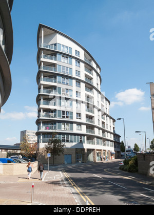 Moderner Block von Wohnungen und Apartments in der Nähe von Woking Bahnhof in Woking, Surrey, UK an einem sonnigen Sommertag Stockfoto