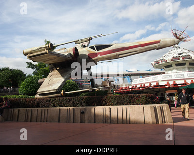 Eine vollständige Nachbau von einem X-Wing Fighter aus den Star Wars Filmen außerhalb der Star Tours-Fahrt im Disneyland Paris Stockfoto