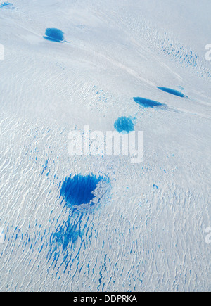 Blaue Schmelzwasser Seen auf der Eiskappe von Grönland im Sommer fotografiert auf einem Flug von London nach San Francisco von 37.000 ft Stockfoto