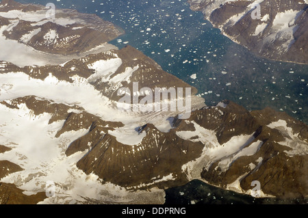 Fjord und Gletscher auf der Ostküste Grönlands im Bild von 37.000 Fuß auf einem Flug von London nach San Francisco Stockfoto