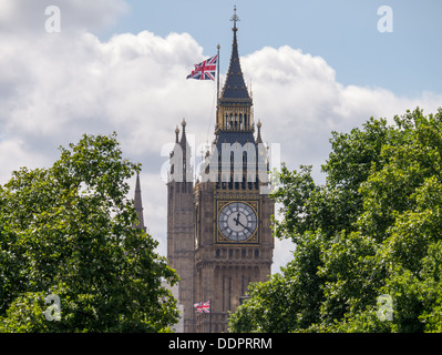 Union Jack-Flaggen wehen auf Big Ben in den Houses of Parliament, Westminster, London Stockfoto