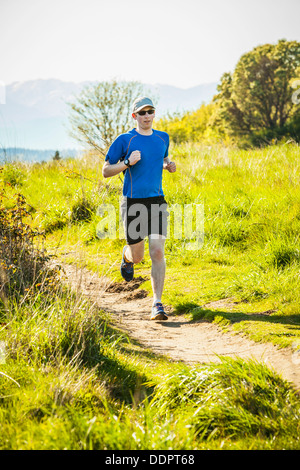 Ein junger Mann läuft einem der Wanderwege in Seattles Entdeckerpark. Seattle, Washington, USA. Stockfoto