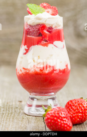 Eton Mess - Erdbeeren mit Sahne und Baiser. Klassische britische Sommer-Dessert. Stockfoto