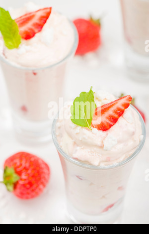 Eton Mess - Erdbeeren mit Sahne und Baiser in Schnapsgläsern. Klassische britische Sommer-Dessert. Stockfoto