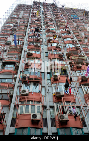 Aufhängen von Wäsche auf Hochhaus Shanghai China Stockfoto