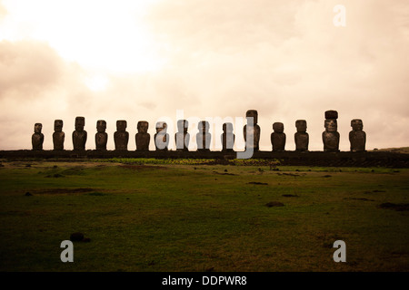 Moai monolithischen menschliche Figuren geschnitzt von Rapa Nui auf der Osterinsel Stockfoto