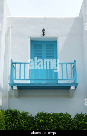 Vintage blaue Tür und Terrasse auf der weißen Wand. Stockfoto