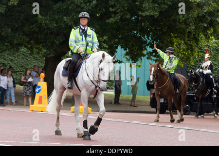 Polizei-Eskorte führt das Ändern der Wachen im Buckingham Palace auf der Mall zu Fuß Stockfoto